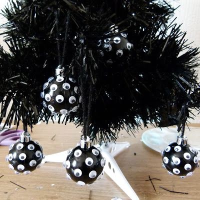 Halloween Ornaments Diy, Halloween Tree Decorations, Black Christmas Decorations, Halloween Christmas Tree, Scary Christmas, Creepy Christmas, Make Halloween, Adornos Halloween, Dark Christmas