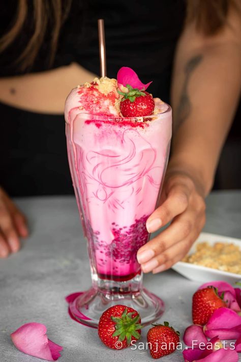 Strawberry Cheesecake Falooda - Sanjana.Feasts - Indian Desserts Indian Cheesecake, Falooda Recipes, Arabic Cafe, Zarda Rice, Strawberry Milkshake Recipe, Fusion Desserts, Milkshake Recipe Strawberry, Falooda Recipe, Ramadan Recipe