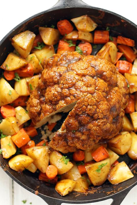 Whole Roasted Cauliflower - pot roast, vegan style! Tons of savory flavor, perfect for a holiday like Thanksgiving or a big family dinner. #karissasvegankitchen #veganrecipes #cauliflowerrecipes #cleaneating #vegetarianrecipes #vegandinner Vegan Cauliflower Recipes, Vegan Art, Whole Roasted Cauliflower, Vegan Style, Vegan Thanksgiving Recipes, Vegan Cauliflower, Vegan Main Dishes, Vegan Thanksgiving, Vegan Kitchen