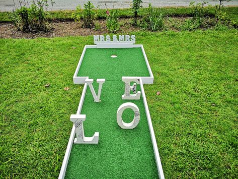 Mini Putt Course Diy, Putt Putt Wedding, Diy Crazy Golf, Diy Minigolf, Diy Putt Putt Golf Course, Wedding Mini Golf, Diy Mini Golf Course Ideas, Diy Putt Putt, Outdoor Mini Golf