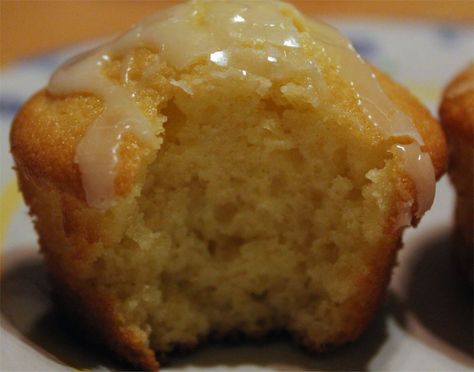 Lemon Sour Cream Muffins Sour Cream Muffins, Coconut Muffins, Lemon Muffins, Good Foods To Eat, Sweet Roll, Lemon Recipes, Donut Recipes, Breakfast Treats, Dish Recipes