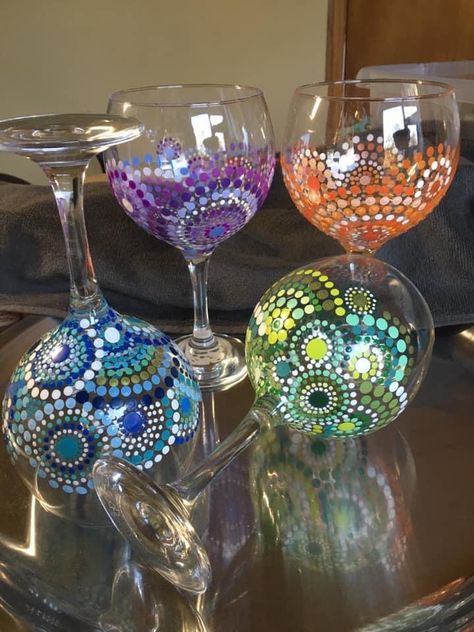 Dot Paint Wine Glasses, Paint On Wine Glasses Diy, Glassware Painting Ideas, Dot Painted Wine Glasses, Dot Painting Wine Glasses, Diy Wine Glass Painting Ideas, Paint Wine Glasses Ideas, Stemless Wine Glass Painting Ideas, Painted Glasses Ideas