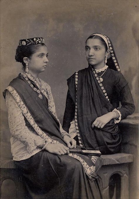 Timeline Of Changing Bengali Fashion Over the Years: From 1850s To Now Vintage Indian Fashion, Bengali Fashion, Indian Photos, Ancient Asia, Velvet Dress Designs, Traditional Contemporary, British Women, History Of India, Vintage India