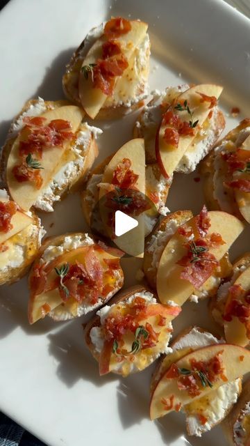 Josie Tagge on Instagram: "Day 6 of my Thanksgiving Series: Goat Cheese and Fig Crostini with Crispy Prosciutto✨

This is an appetizer that takes minimal effort but tastes so good and is also super pretty!
All you need
• baguette
• olive oil
• salt
• goat cheese
• fig jam
• apple thinly sliced
• prosciutto 
• fresh thyme for decoration (optional)

To crisp up your prosciutto, preheat the oven to 400°F. Lay a few pieces on a cookie sheet with parchment paper and bake for 7-8 minutes. No longer than 8 or it’ll burn. Break up with your hands once it’s cooled down.
After that’s done, turn the oven to 450°F. Cut your baguette and brush olive oil on the top of each piece. Bake for 5-7 minutes or until desired toastiness.
Assemble! Baguette, then goat cheese, fig jam (I only like a little), apple Goat Cheese Fig Jam, Fig Crostini, Fig Appetizer Recipes, Goat Cheese Fig, Fig Appetizer, Crispy Prosciutto, Fig Jam, 7 Minutes, Appetizer Dips