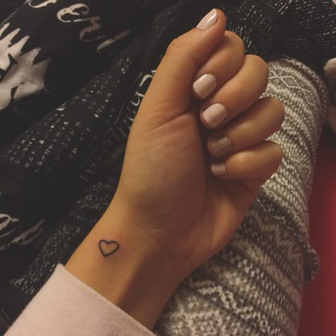 Hand Heart Tattoo, Small Heart Tattoo, Hand Hart, Little Heart Tattoos, Heart Tattoo Wrist, Tiny Heart Tattoos, Small Heart Tattoos, Grunge Tattoo, Shape Tattoo