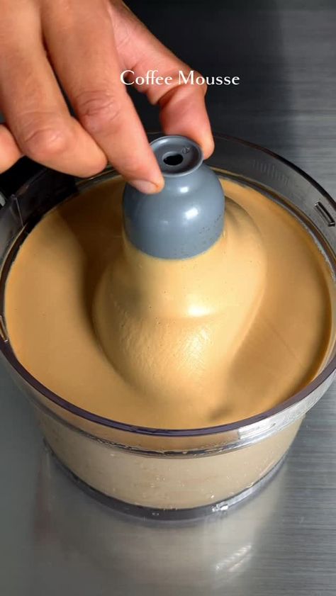 𝗔𝗱𝗿𝗶𝗮𝗻 | Coffee Mousse with only 3 ingredients in 5 minutes ☕. A fresh and very delicious dessert. Ingredients: - 150 g of ice - 15 g of instant... | Instagram Cold Coffee Drinks Recipes, Coffee Mousse, Iced Drinks Recipes, Cold Coffee Recipes, Chocolate Dishes, Easy Coffee Recipes, Coffee Ideas, Refreshing Drinks Recipes, Sweet Dishes Recipes