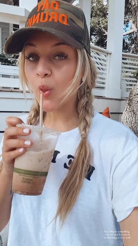 Lainey Wilson Selfie Picture, Lainey Wilson Pictures, Kelsey Ballerini, 2025 Summer, Virginia Bluebells, Selfie Picture, Chase Stokes, Lainey Wilson, Country Girl Life