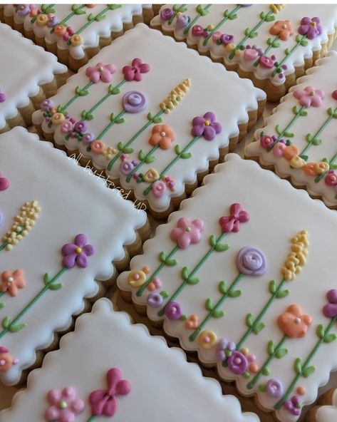 Flower Garden Cookies Decorated, Garden Party Decorated Cookies, Royal Icing Cookies Floral, Flowers On Cookies Royal Icing, Wildflower Cookies Royal Icing, Spring Flower Cookies Royal Icing, Spring Themed Cookies Decorated, Decorated Cookies Spring, Spring Flower Cookies Decorated