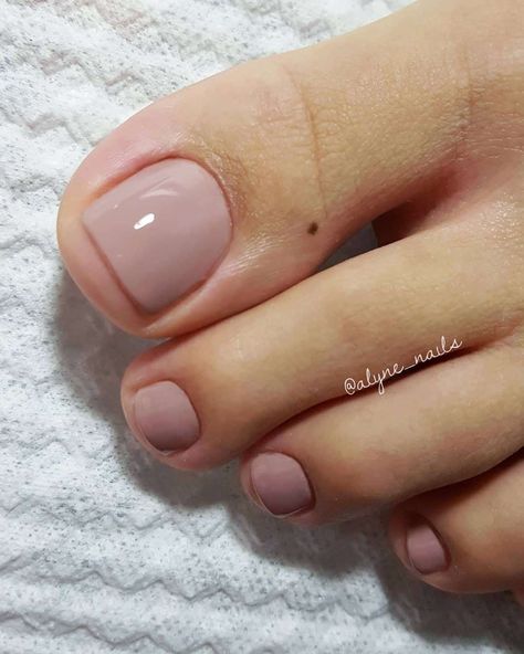 Pedicure Colours Fair Skin, Nude Pedicure Ideas, Nude Pedicure Toenails, Light Pink Pedicure, Natural Pedicure Color, Gel Nail Manicure Ideas, Natural Toe Nails, Nude Toe Nails, Natural Toes