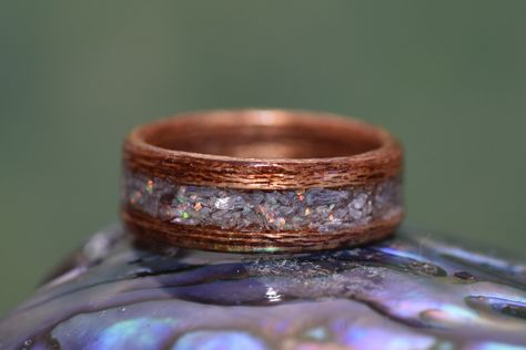 Einlage: Kyanitkristalle und weißer Opal Holz: Mahagoni *Ringkerne* Die Lieferzeiten variieren. Holz und Edelstahl 3-10 Tage. Andere Metalle 7-14 Tage Massivholz - Bei unseren Kernringen mit Holzeinlage trifft Natur auf Handwerkskunst. Unsere leichten Holzringe sind ein Beweis für die Schönheit der Natur und machen sie zur perfekten Wahl für Naturliebhaber. Edelstahl - Die glatte, polierte Oberfläche von Edelstahl verleiht Ihrem Stil einen Hauch von Modernität und macht diese Ringe zu einer viel Dragon Hoard, Wood Rings Women, Meranti Wood, Wood Engagement Ring, Sapele Wood, Bentwood Rings, Kyanite Crystal, Wood Wedding Band, Red Opal