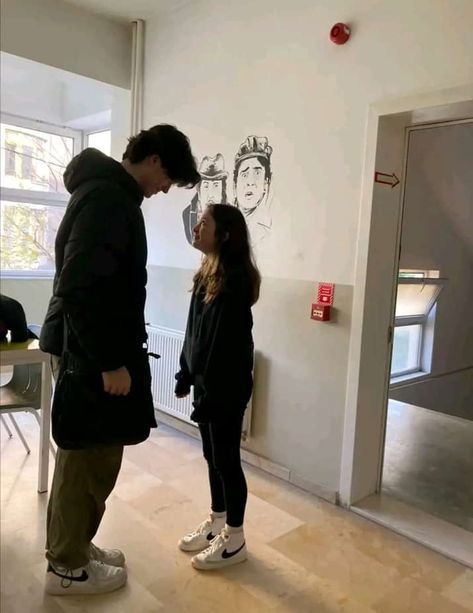 Couple Big Height Difference, Hight Difference Cute, Height Difference Friends, Tall Bf And Small Gf, Big Height Difference Couple Aesthetic, Height Difference Aesthetic, Tall Boy Short Girl Couple, Cute Height Difference Couples, Same Height Couples Aesthetic