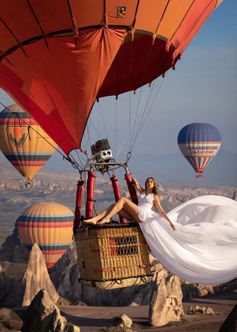 Photoshoot, Dress and Hot air balloon Ride in one Capture. Hot Air Ballon Outfits, Hot Air Balloon Picture Ideas, Air Balloon Photoshoot Ideas, Hot Air Balloon Maternity Shoot, Hot Air Balloon Senior Pictures, Hot Air Balloon Portraits, Hot Air Balloon Insta Pics, Hot Air Balloons Photography, Kim Kardashian Hot