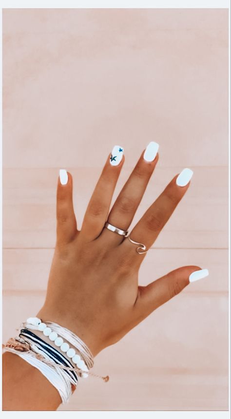 Vacation Nails White Design, Trending Summer Nails White, Beach Nails Vacation Simple White, Cute Vacation Nails Simple, Beach Nails Oval, Beach Vacay Nails Acrylic, Beach Vacay Nails Simple, Beach Nails Vacation Simple Square, Cute Beachy Nails Simple