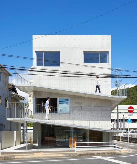 takao shiotsuka atelier connects the floors of SJ building in japan via outdoor concrete ramp Exterior Ramp Design, Building On Slope, Slope Architecture, Concrete Ramp, Ramps Architecture, Outdoor Ramp, Ramp Stairs, Outside Stairs, Ramp Design