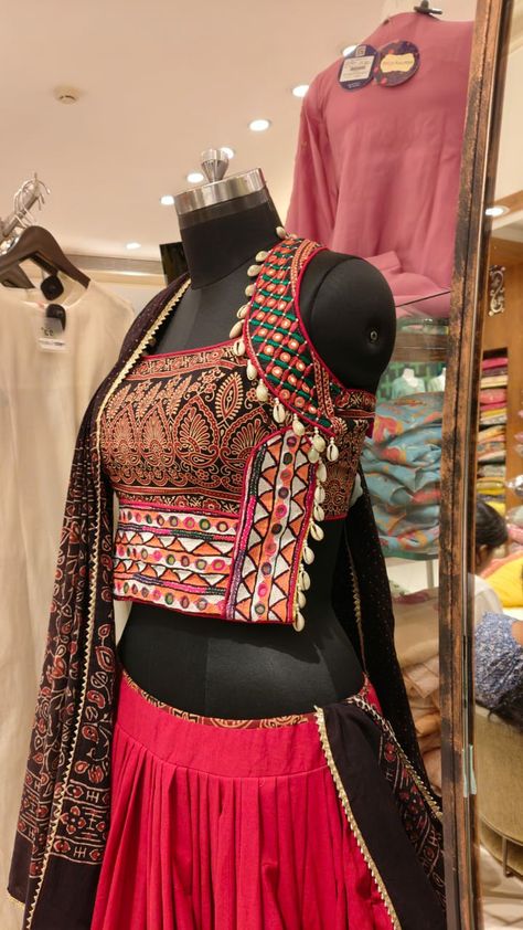 Navratri Blouse Designs, Navratri Blouse, Garba Outfit, Choli Design, Choli Blouse Design, Long Blouse Designs, Navratri Collection, Stylish Prom Dress, Navratri Dress