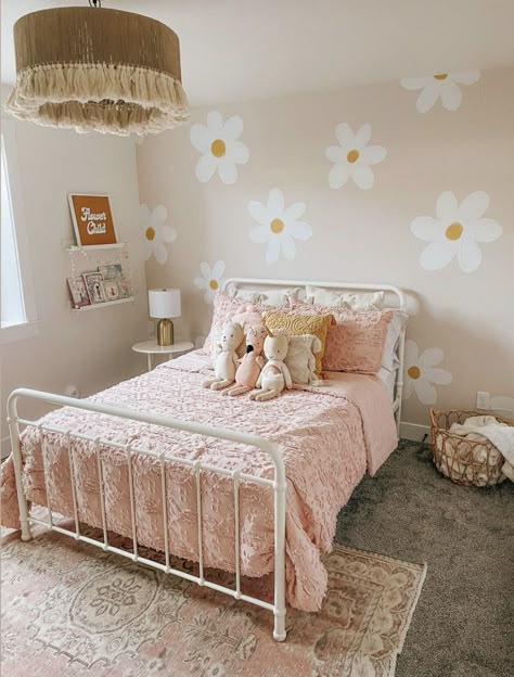 70s Floral Nursery, Girls Room Wall Ideas, Pink Room Toddler, Daisy Room Decor Ideas, Light Pink Toddler Room, Toddler Girl Room Colorful, Daisy Accent Wall, Daisy Bedroom Ideas Kids Rooms, Flower Bedroom Ideas For Kids