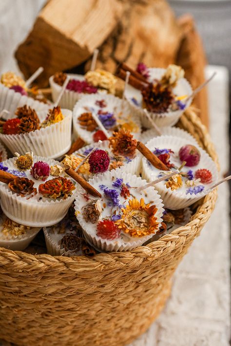 Pinecones and dried flowers Seed Paper Diy, Fire Starters Diy, Flower Bookmarks, Oven Bake Clay, Fleurs Diy, Dried Orange Slices, How To Make Snow, Sugar Maple, Paper Cupcake