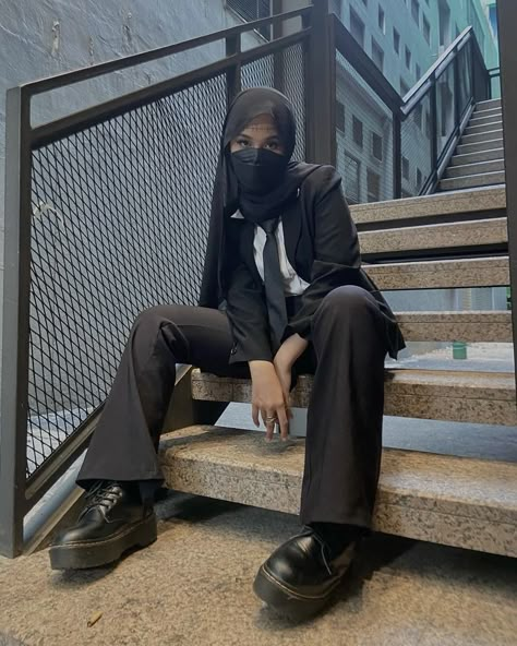 Cyberpunk Outfit Hijab, Mafia Outfit Women Hijab, Mafia Hijab, Mafia Hijab Style, Mafia Style Women Hijab, Mafia Yearbook, Black Cargo Hijabi Outfit, Mafia Girl Style, Yearbook Outfit Ideas