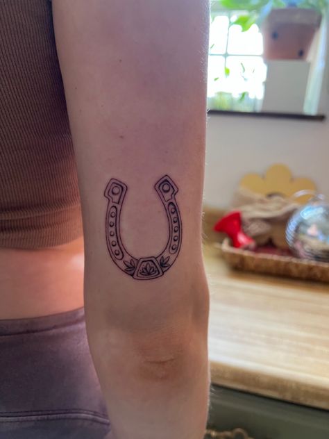 Tattoo Horseshoe, Shoe Tattoo, Horseshoe Tattoo, Horse Shoe Tattoo, Cowgirl Tattoos, Cowboy Tattoos, Country Tattoos, Tattoos With Kids Names, Western Tattoos