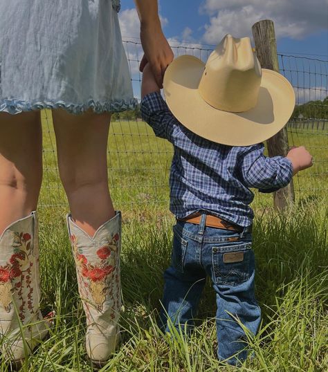 Mommy Me Photoshoot, Cowboy Baby, Dream Family, Country Kids, Baby Fits, Cute N Country, Future Mom, Baby Cowboy, Future Lifestyle