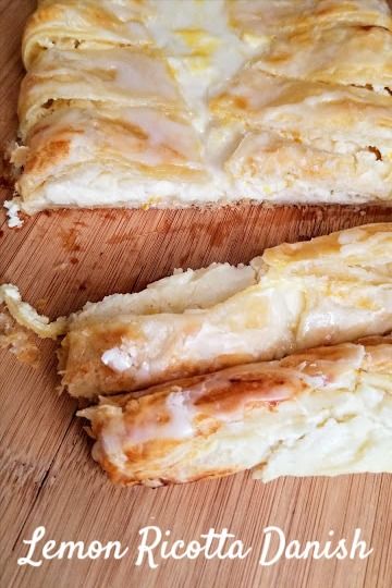 No fuss, no muss... simple #lemon #ricotta #danish using store bought puff pastry. You won't believe how easy and delicious it is! Serve it for #breakfast, #brunch or #dessert. Riccota Cheese Recipes, Ricotta Cheese Desserts, Cheese Dessert Recipes, Fresh Lemon Recipes, Recipe Using Ricotta, Pastry Pie Crust, Puff Dessert, Ricotta Cheese Recipes, Puff Pastry Filling