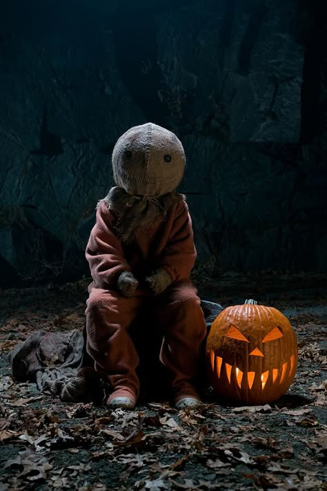 https://flic.kr/p/fBEkHT | Trick 'r Treat | The stars portrait.  Warner Bros. Pictures and Legendary Pictures’ horror thriller “Trick ‘r Treat,” distributed by Warner Bros. Pictures.  © Joe Lederer 2013 Dekorasi Halloween, Halloween Diy Outdoor, Casa Halloween, Halloween Fest, Labu Halloween, Adornos Halloween, Halloween Prop, Halloween Garden, Halloween Yard Decorations