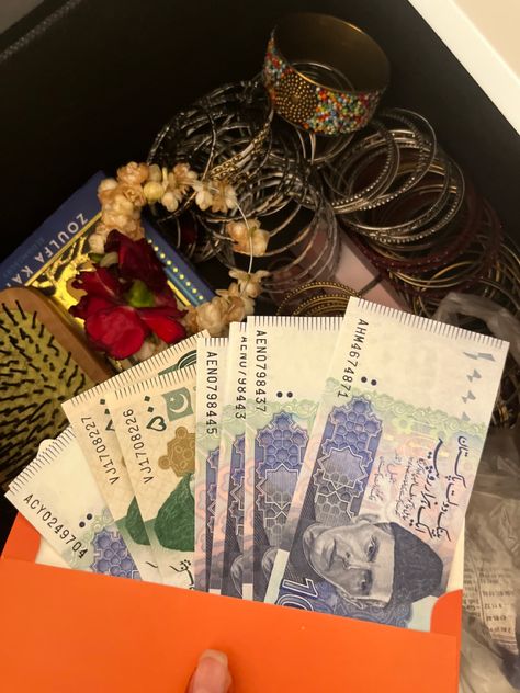 envelope with money sticking out Eid Snaps, Zainab Core, Pakistan Eid, Desi Vibes, Eid Henna, Eid Outfit, Eid Al Fitr, Desi Fashion, Eid Mubarak