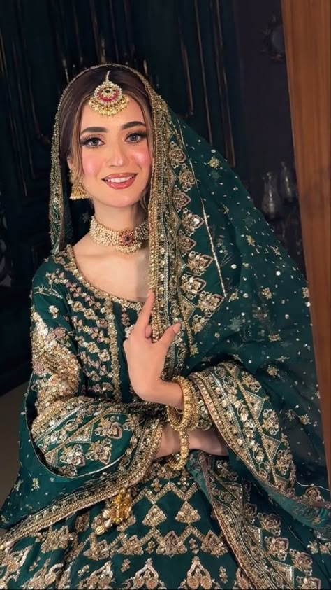 Attitude Dp, Hijabi Brides, Bridal Mehndi Dresses, Pakistani Bridal Makeup, Red Bridal Dress, Latest Bridal Lehenga, Girls Attitude, Desi Wedding Dresses, Asian Bridal Dresses