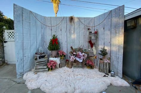 Christmas Photography Set Up Outdoor, Christmas Photo Backdrop Ideas Diy Outdoor, Diy Christmas Photo Backdrop Outdoor, Diy Christmas Pictures Family Backdrops, Christmas Photo Booth Outdoor, Christmas Photo Background Ideas, Easy Holiday Photo Backdrop, Outdoor Christmas Photoshoot Setup Diy, Outdoor Photo Prop Ideas