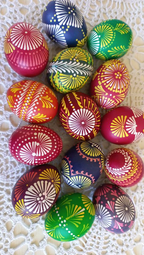 Slovak Pattern, Easter Craft Projects, Egg Christmas, Christmas Fabric Crafts, Egg Shell Art, Easter Egg Art, Painted Eggs, Ukrainian Easter Eggs, Easter Egg Designs