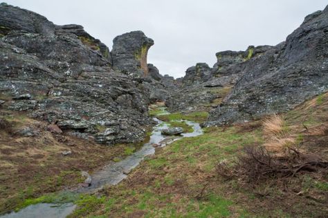 Idaho's Little City of Rocks Is An Overlooked Geological Wonder Idaho Vacation, Road Trip Places, Mountain Travel, Family Road Trips, Reasons To Live, Hidden Gem, Special Places, Vacation Destinations, Road Trips