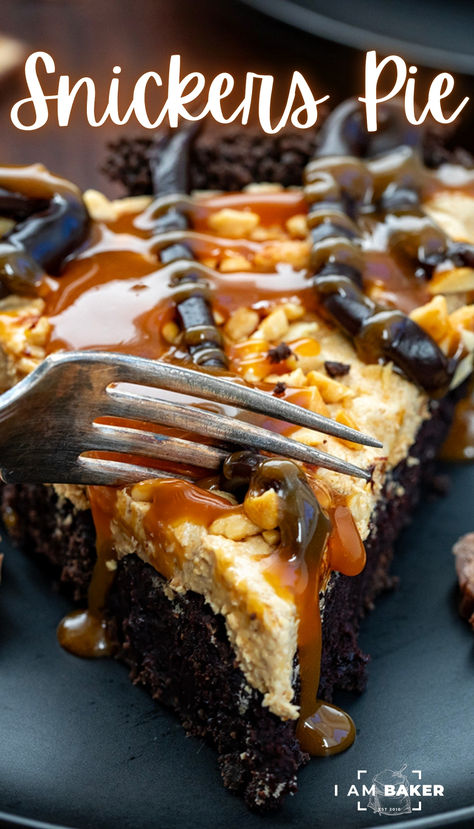 Snickers Pie is an Oreo cookie crust topped with a brownie layer, then filled with a marshmallow fluff and peanut butter mixture, topped with peanuts, caramel, and hot fudge. It gives you all of the flavors and textures of a Snickers candy bar but in a decadent pie form! Snickers Pie With Brownie Base, Snickers Brownie Pie, Brownie Snickers Pie, Brownie Pie Crust, Snickers Pie No Bake, Peanut Butter Brownie Pie, Brownie Pie Recipe Easy, Snicker Pie, Twix Pie