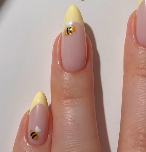 Honey Nails Design, Bee Themed Nails, Bumble Bee Nails Design, Nails With A Bee, Honey Bee Nails Acrylic, Bumble Bee Nail Art, Bee Almond Nails, Bee Themed Nails Simple, Bumblebee Nails