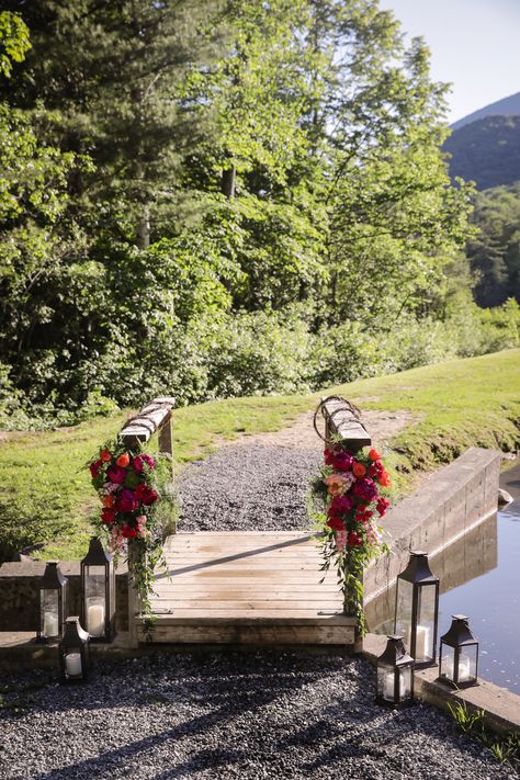 Pond Wedding Decor, Bridge Wedding Decor, Bridge Decorations Wedding, Pond Wedding Ceremony, Wedding Bridge, Pond Wedding, Ideas Bodas, Lake House Wedding, Pavilion Wedding