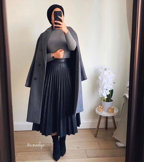 19 Dark Academia Outfits For A Studious Winter Look 13 Fashion Youtubers, Nz Summer, Fashion Hippie, Video Fashion, Stile Hijab, Modern Hijab Fashion, Hijab Fashionista, Modest Fashion Hijab, Skandinavian Fashion