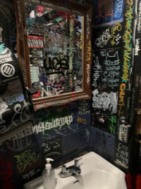 Punk Themed Bedroom, Bathroom Ideas Grunge, Punk Rock Decor, Punk Bathroom Aesthetic, Bathroom Inspo Black, Emo Bathroom, Punk Rock Bathroom, Punk Apartment, Venue Bathroom