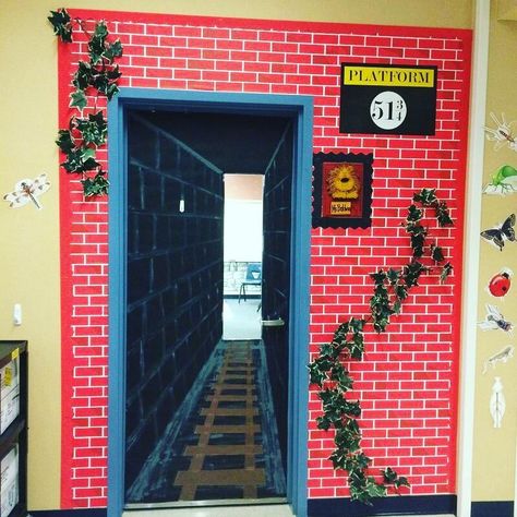 A positive classroom environment is an important aspect of student achievement. Start it at the door with these creative ideas! Classe Harry Potter, Holiday Door Decorations, Christmas Door Decorating Contest, Christmas Classroom Door, Harry Potter Classroom, Door Decorating Contest, Festa Harry Potter, School Doors, Teacher Doors