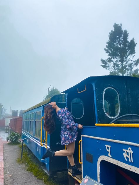 Darjeeling Trip Outfit Ideas, Darjeeling Toy Train Photography, Darjeeling Aesthetic Outfit, Train Poses Photography, Ooty India Aesthetic, Darjeeling Photography Ideas, Darjeeling Photography Pose, Outfits For Hill Station Trip, Darjeeling Aesthetic Photos