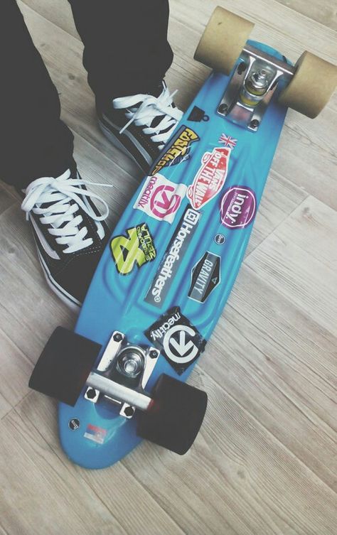 Penny Board Aesthetic, Penny Board Design, Blue Skateboard, Skateboarding Aesthetic, Crafts To Do When Your Bored, Surf Room, Skateboard Pictures, Skateboarding Tricks, Longboard Design