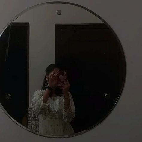 Instagram Dp Mirror Selfie, Beautiful Mirror Selfie, Mirrors Selfie Aesthetic, Mirror Selfie Aesthetic Girly, Profile Picture Instagram Mirror Pic, Mirror Photo Ideas Instagram, Girls Mirror Aesthetic, Mirror Selfie Poses Instagram Dp, Fake Insta Story Mirror Pics