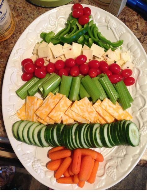 Christmas Veggie Tray, Christmas Vegetables, Christmas Cheese Boards, Christmas Food Crafts, Veggie Plate, Edible Christmas Gifts, Christmas Meals, Christmas Cheese, Vegetable Tray