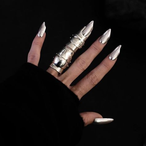 Dope Jewelry, Funky Jewelry, Jewelry Lookbook, Jewelry Inspo, Makeup Nails, Pretty Nails, Nail Inspo, Jewelry Inspiration, Piercings