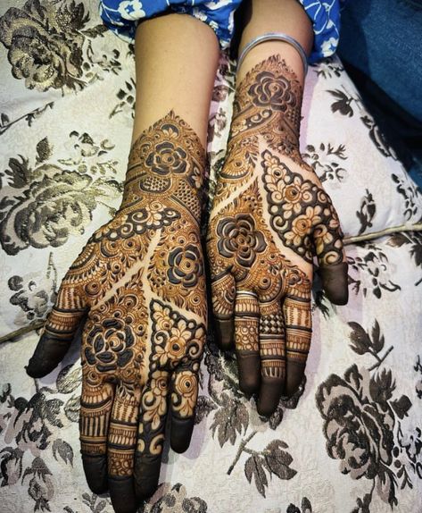 Mehandi Designs Dubai Pattern, Muslim Mehndi Design, Dubai Design Mehendi, Semi Bridal Mehendi Design, Dubai Mehendi Designs, Short Mehndi Design, Mehandhi Designs, Front Mehndi Design, Indian Mehndi Designs