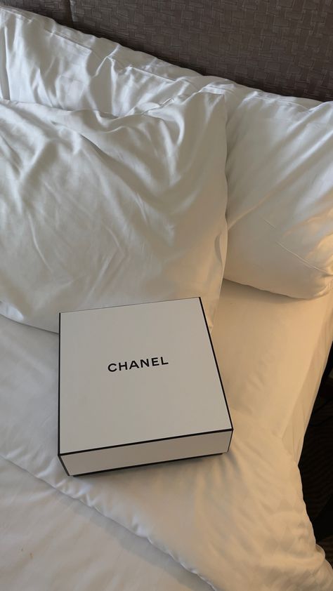 Chanel Packaging, Perfume Aesthetic, Lala Land, Instagram Creator, Chanel Box, Chanel No 5, Body Shower, Luxury Makeup, Phase 2