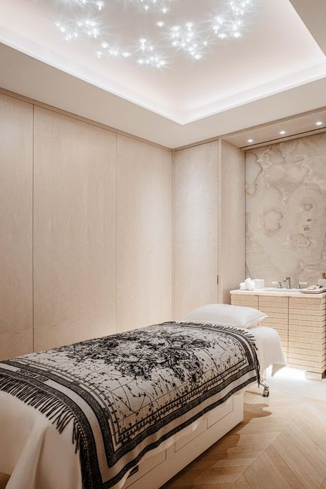 Parisian Apartment Style, Dior Spa, Massage Room Design, Spa Luxe, Spa Interior Design, Spa Interior, Spa Decor, Spa Design, Spa Room