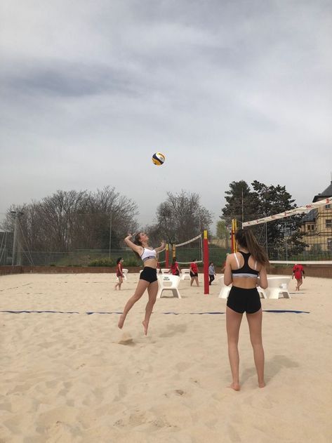 Beach Volleyball Outfit, Volleyball Outfit, Volleyball Gear, Playing Volleyball, Volleyball Inspiration, Beach Volley, Play Volleyball, Volleyball Pictures, Sports Aesthetic