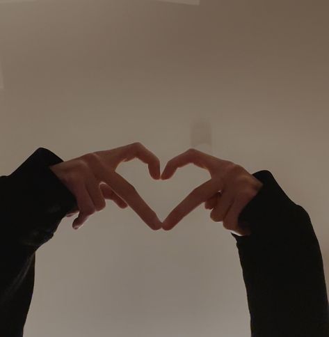 #love #xoxo #hearts Aesthetic Wallpaper Heart, Heart Shaped Hands, Hands Aesthetic, Wallpaper Heart, Lovecore Aesthetic, Cute Love Memes, Hand Pictures, Aesthetic Japan, Heart Hands