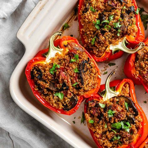 Vegan Quinoa Recipes, Vegetarian Italian Recipes, High Protein Vegetarian, Italian Stuffed Peppers, Vegan Stuffed Peppers, Quinoa Stuffed Peppers, Protein Vegetarian, Vegetarian Italian, Vegan Quinoa