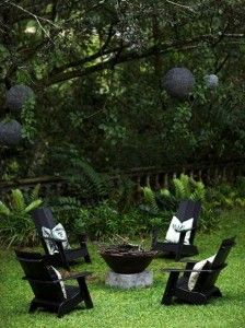 Black And White Outdoor Space Ideas 12 Black Outdoor Chairs, Ivy Terrace, Furniture Blue, Party Backyard, Black Chairs, Hawaiian Homes, Gothic Garden, Black Garden, Nice Place