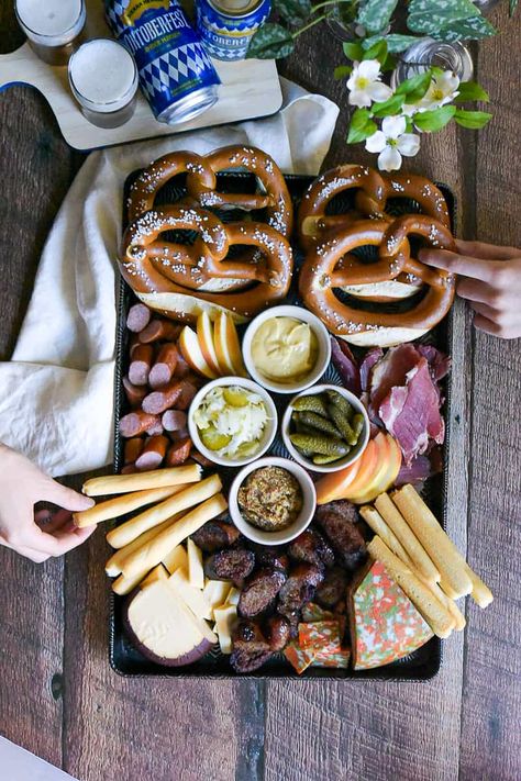 Octoberfest Snack Board - www.hungrytravelingmama.com German Board Food, Oktoberfest Food Board, Charcuterie Board Octoberfest, Beer Board Ideas, Octoberfest Charcuterie Board, Pretzel Board Ideas, Oktoberfest Board, Octoberfest Recipes, Charcuterie Lunch